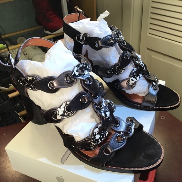 Beautiful Mid Heel Sandal WithCoach Link New without box but come with dust bag - Picture 5 of 16